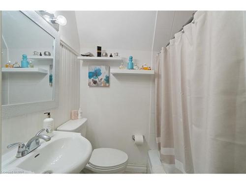 18 Rose Street, St. Catharines, ON - Indoor Photo Showing Bathroom