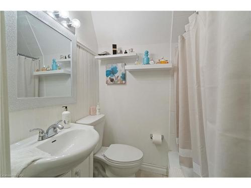 18 Rose Street, St. Catharines, ON - Indoor Photo Showing Bathroom