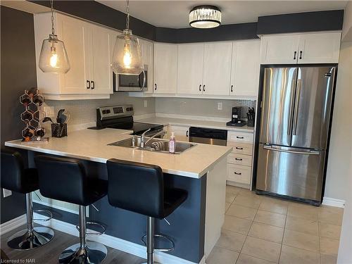 61-22 Spring Creek Drive, Waterdown, ON - Indoor Photo Showing Kitchen With Double Sink With Upgraded Kitchen