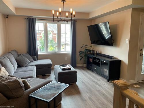 61-22 Spring Creek Drive, Waterdown, ON - Indoor Photo Showing Living Room