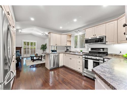 7949 Grossi Court, Niagara Falls, ON - Indoor Photo Showing Kitchen With Upgraded Kitchen