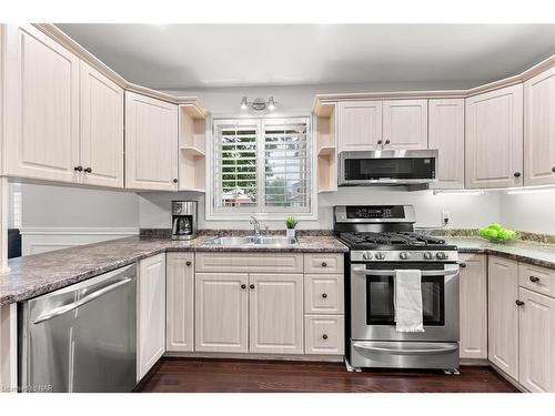 7949 Grossi Court, Niagara Falls, ON - Indoor Photo Showing Kitchen With Double Sink