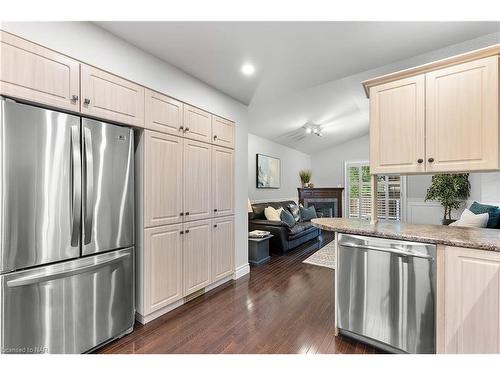 7949 Grossi Court, Niagara Falls, ON - Indoor Photo Showing Kitchen