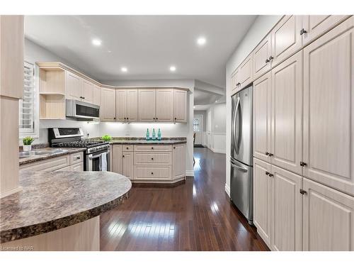 7949 Grossi Court, Niagara Falls, ON - Indoor Photo Showing Kitchen With Upgraded Kitchen