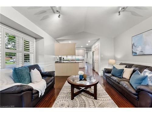 7949 Grossi Court, Niagara Falls, ON - Indoor Photo Showing Living Room