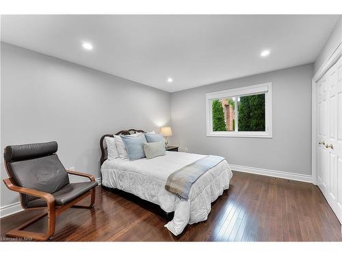 7949 Grossi Court, Niagara Falls, ON - Indoor Photo Showing Bedroom