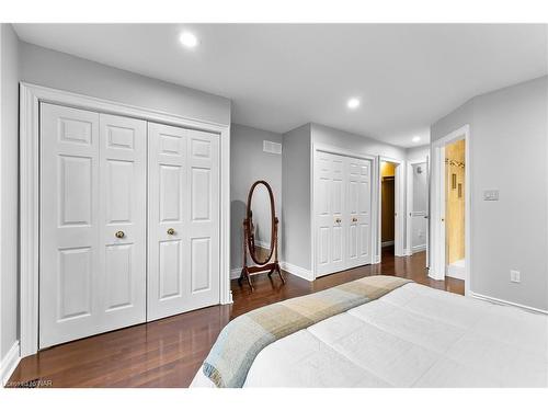 7949 Grossi Court, Niagara Falls, ON - Indoor Photo Showing Bedroom