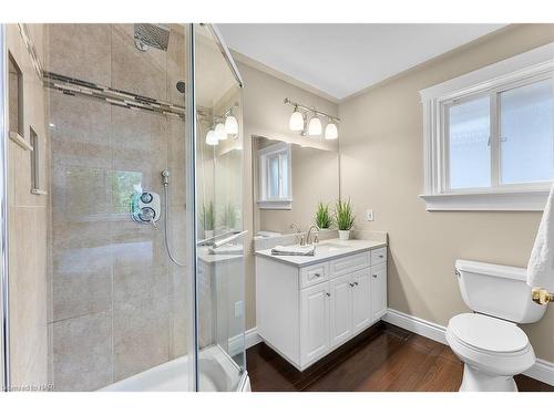 7949 Grossi Court, Niagara Falls, ON - Indoor Photo Showing Bathroom