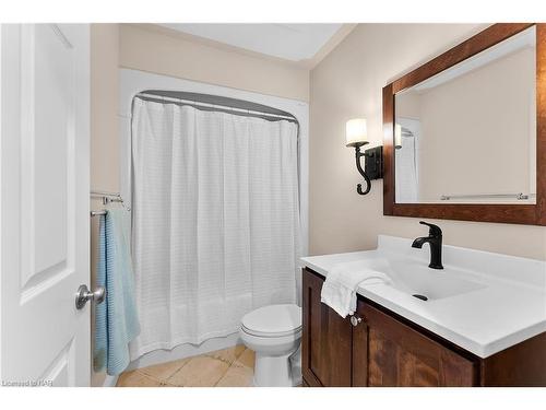 7949 Grossi Court, Niagara Falls, ON - Indoor Photo Showing Bathroom