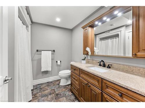 7949 Grossi Court, Niagara Falls, ON - Indoor Photo Showing Bathroom