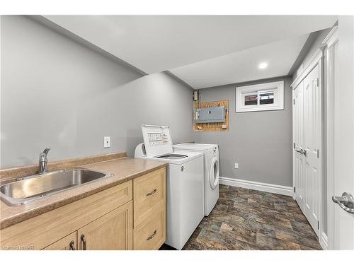 7949 Grossi Court, Niagara Falls, ON - Indoor Photo Showing Laundry Room