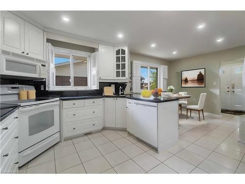 6950 Waterloo Drive, Niagara Falls, ON - Indoor Photo Showing Kitchen