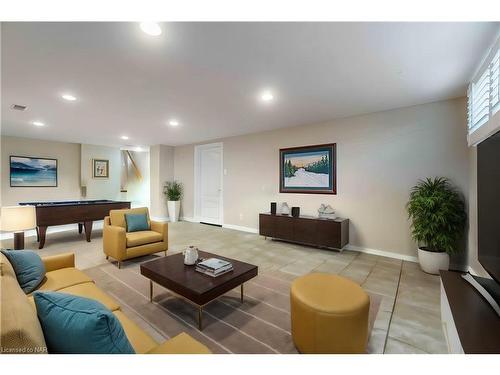 6950 Waterloo Drive, Niagara Falls, ON - Indoor Photo Showing Living Room