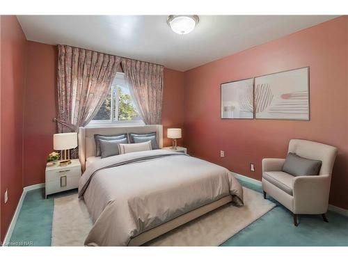 6950 Waterloo Drive, Niagara Falls, ON - Indoor Photo Showing Bedroom