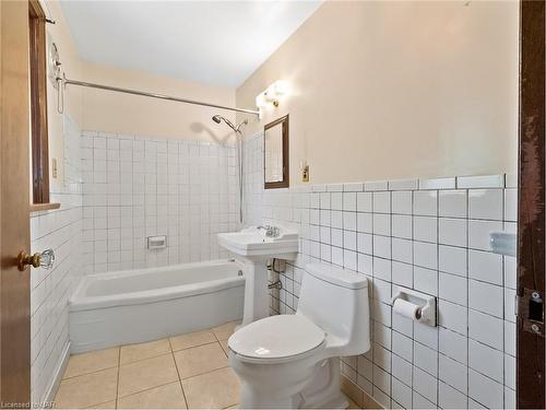 58 Elmwood Avenue, Welland, ON - Indoor Photo Showing Bathroom