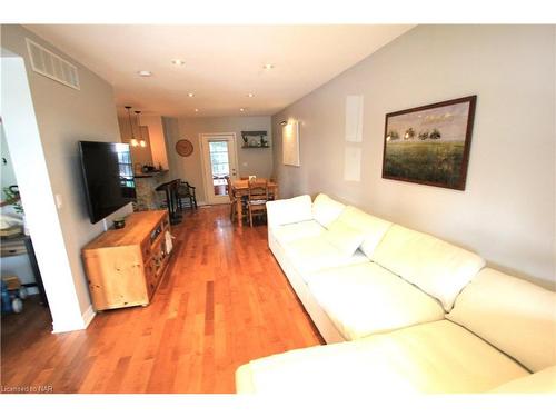 13 Violet Street, St. Catharines, ON - Indoor Photo Showing Living Room