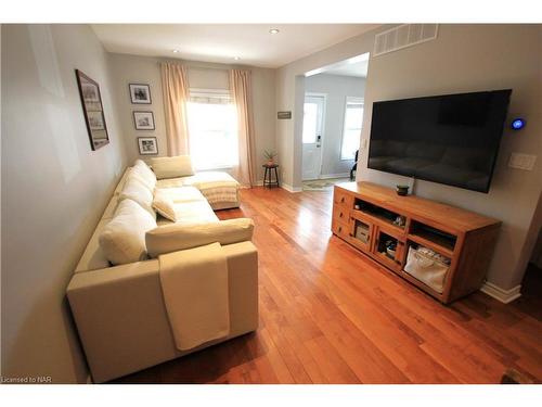 13 Violet Street, St. Catharines, ON - Indoor Photo Showing Living Room