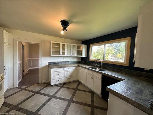 109 Alberta Street, Welland, ON - Indoor Photo Showing Kitchen With Double Sink