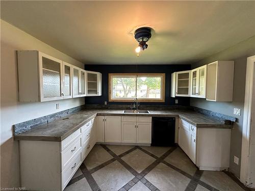 109 Alberta Street, Welland, ON - Indoor Photo Showing Kitchen