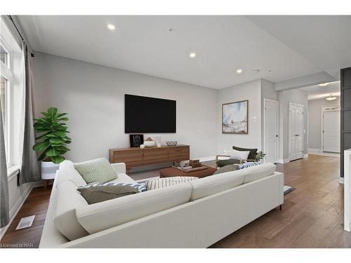 21 Marshall Lane Lane, St. Catharines, ON - Indoor Photo Showing Living Room