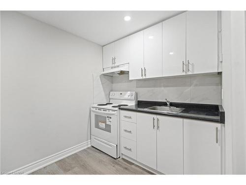 21 Marshall Lane, St. Catharines, ON - Indoor Photo Showing Kitchen