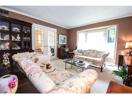 66 Port Master Drive, St. Catharines, ON - Indoor Photo Showing Living Room