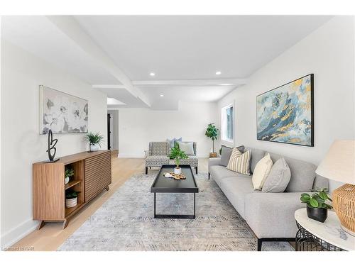 40 Parkview Avenue, Fort Erie, ON - Indoor Photo Showing Living Room