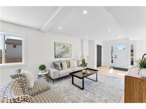 40 Parkview Avenue, Fort Erie, ON - Indoor Photo Showing Living Room