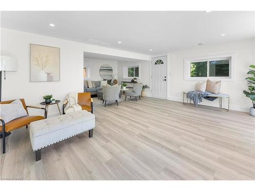 40 Parkview Avenue, Fort Erie, ON - Indoor Photo Showing Living Room