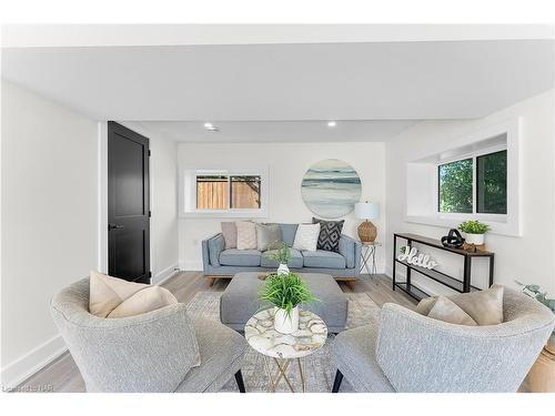 40 Parkview Avenue, Fort Erie, ON - Indoor Photo Showing Living Room