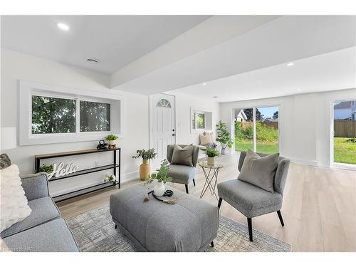 40 Parkview Avenue, Fort Erie, ON - Indoor Photo Showing Living Room