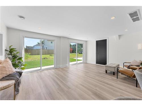 40 Parkview Avenue, Fort Erie, ON - Indoor Photo Showing Living Room