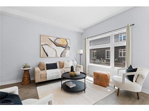 22-5672 Dorchester Road, Niagara Falls, ON - Indoor Photo Showing Living Room