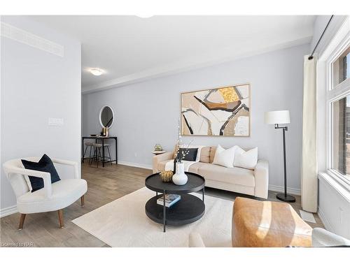 22-5672 Dorchester Road, Niagara Falls, ON - Indoor Photo Showing Living Room