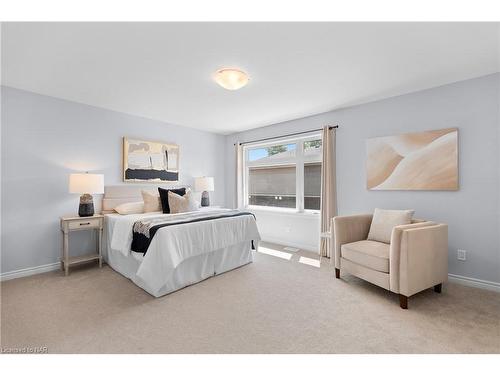 22-5672 Dorchester Road, Niagara Falls, ON - Indoor Photo Showing Bedroom