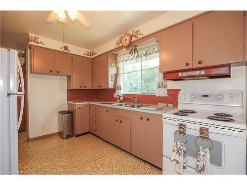 66 Summit Avenue, Welland, ON - Indoor Photo Showing Kitchen With Double Sink