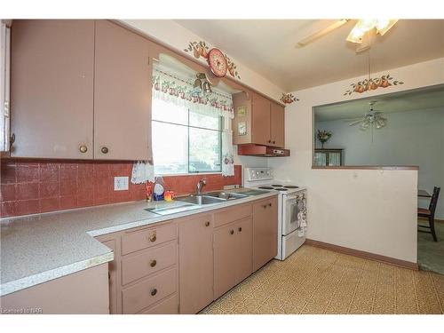 66 Summit Avenue, Welland, ON - Indoor Photo Showing Kitchen With Double Sink