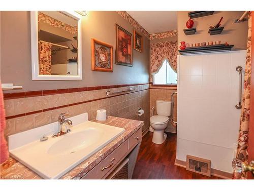 66 Summit Avenue, Welland, ON - Indoor Photo Showing Bathroom