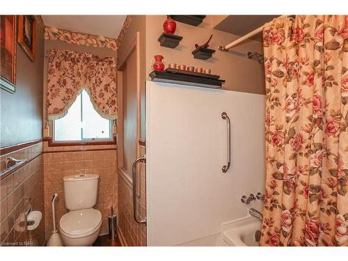 66 Summit Avenue, Welland, ON - Indoor Photo Showing Bathroom