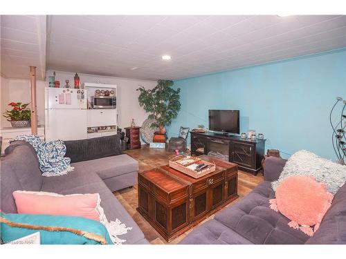 66 Summit Avenue, Welland, ON - Indoor Photo Showing Living Room