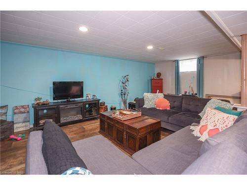 66 Summit Avenue, Welland, ON - Indoor Photo Showing Living Room