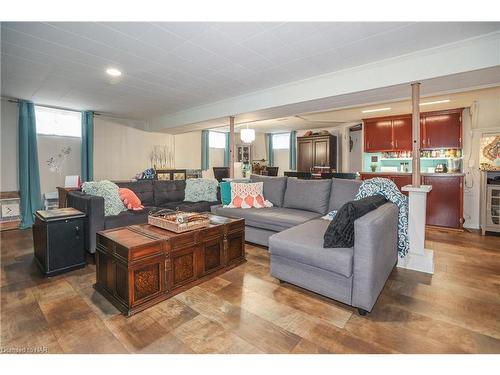 66 Summit Avenue, Welland, ON - Indoor Photo Showing Living Room