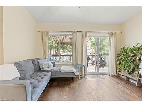 138 Balmoral Avenue N, Hamilton, ON - Indoor Photo Showing Living Room