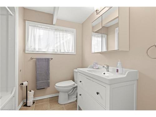 138 Balmoral Avenue N, Hamilton, ON - Indoor Photo Showing Bathroom