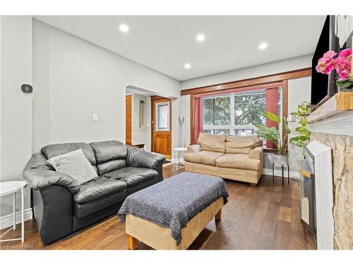 138 Balmoral Avenue N, Hamilton, ON - Indoor Photo Showing Living Room