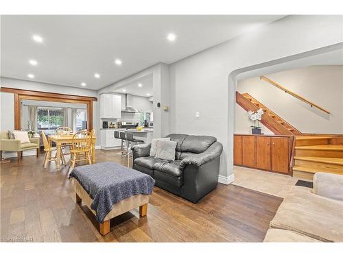 138 Balmoral Avenue N, Hamilton, ON - Indoor Photo Showing Living Room