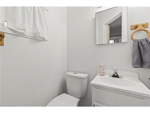 138 Balmoral Avenue N, Hamilton, ON - Indoor Photo Showing Bathroom