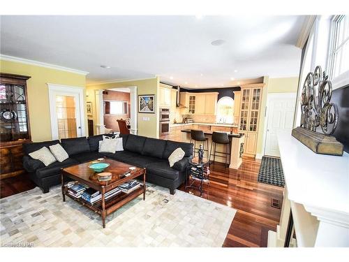 55 Highland Avenue, St. Catharines, ON - Indoor Photo Showing Living Room