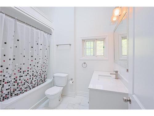 532 Ridgeway Road, Fort Erie, ON - Indoor Photo Showing Bathroom