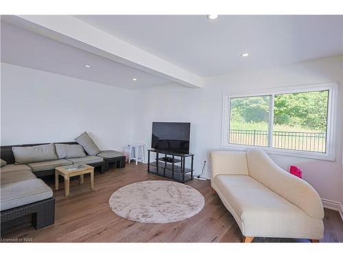 532 Ridgeway Road, Fort Erie, ON - Indoor Photo Showing Living Room